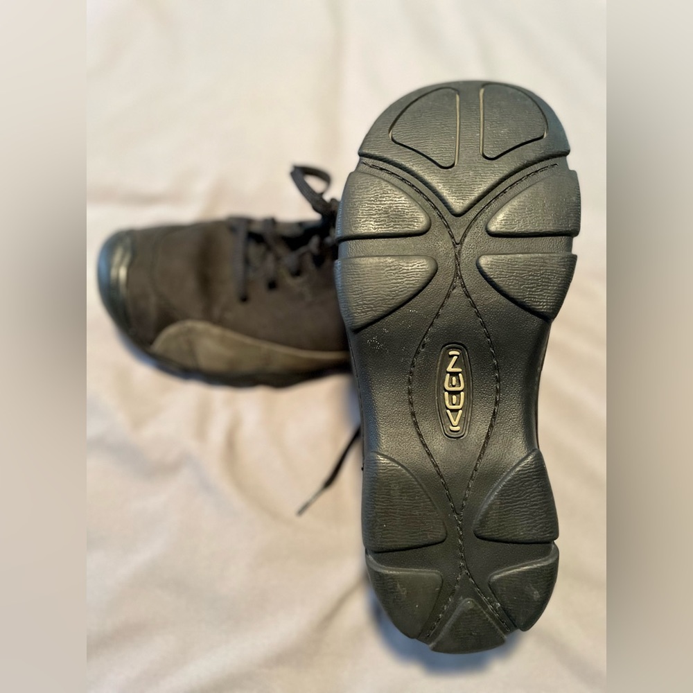 Keen men’s size 8 black/green shoes